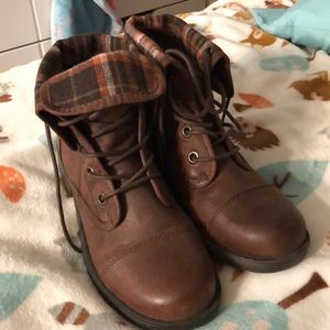 Arizona lace up boots.